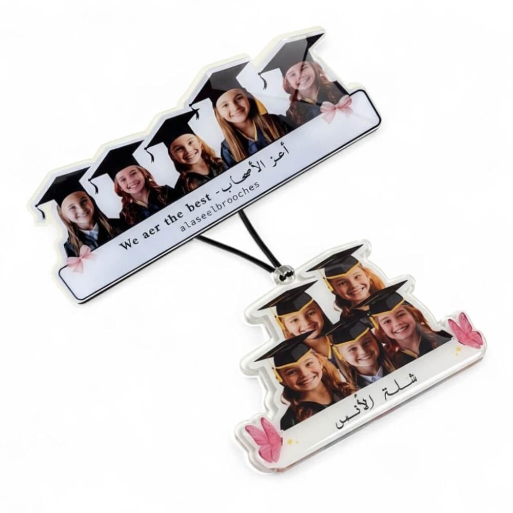 بروشات التخرج  للأصدقاء بتصميم عصري يجمع خمس صور لصديقات بروشات التخرج  للأصدقاء بتصميم عصري يجمع خمس صور لصديقات