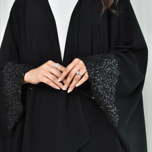 عباية مطرزة سوداء للنساء