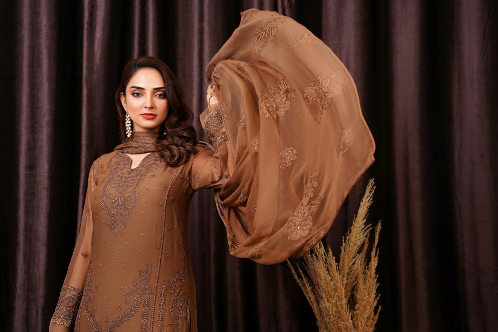 العبايات الحديثة… بين الموضة العالمية واللمسات السعودية