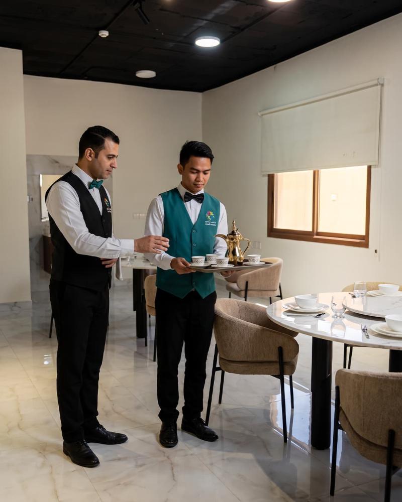 عاملات ضيافة بالرياض