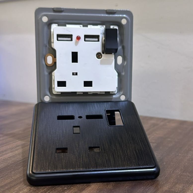 فيش USB  اسود 13 امبير ضمان 25 سنة