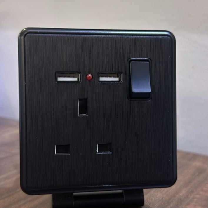 فيش USB  اسود 13 امبير ضمان 25 سنة