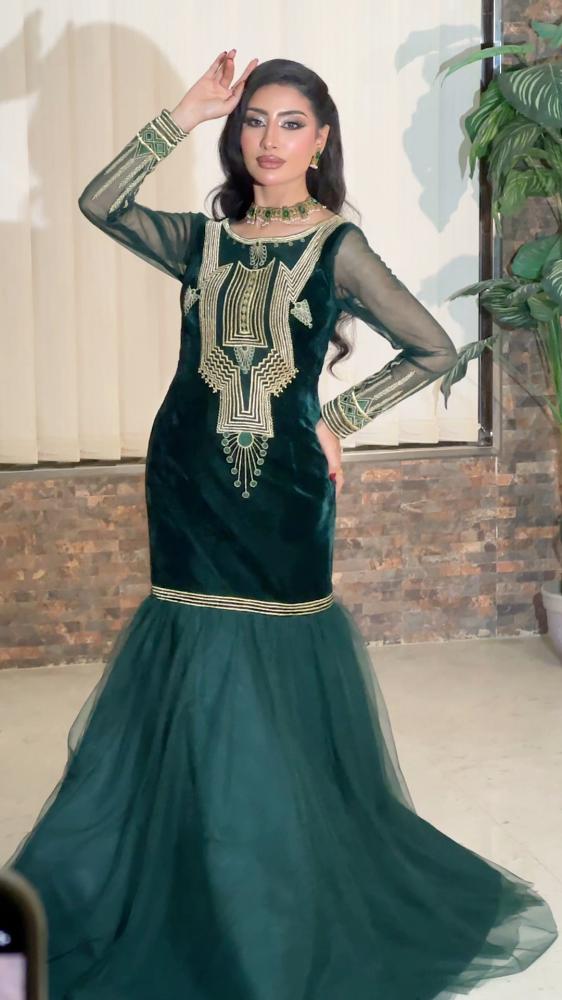 فستان مخمل أخضر مطرز من الصدر والأكمام من تحت تل A112