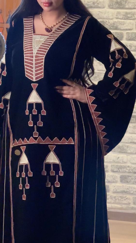 جلابية قماش مخمل اسود تطريز نجدي B119