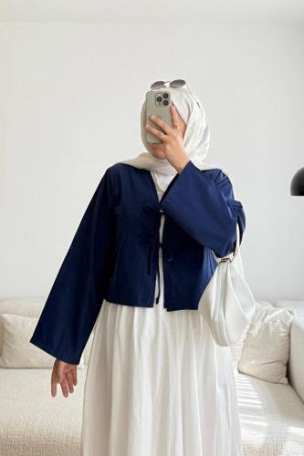 قميص كيمونو بني برباطين أماميين وربطة عنق