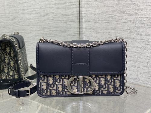 شنطة من ماركة DIOR