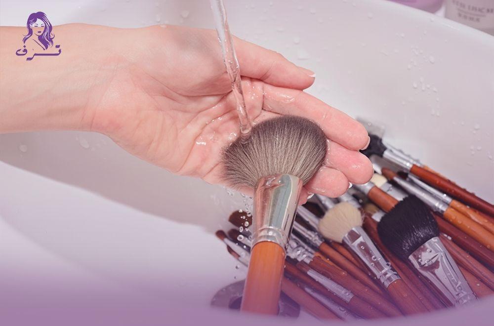 طرق تنظيف فرش المكياج للحفاظ على بشرة صحية ومكياج مثالي