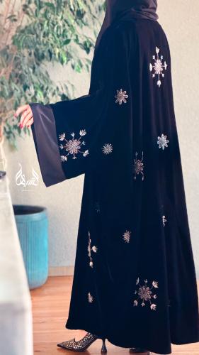 مخمل أسود مطرز