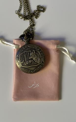 ساعة بنمط قديم (ذيب) مع كيس مخمل