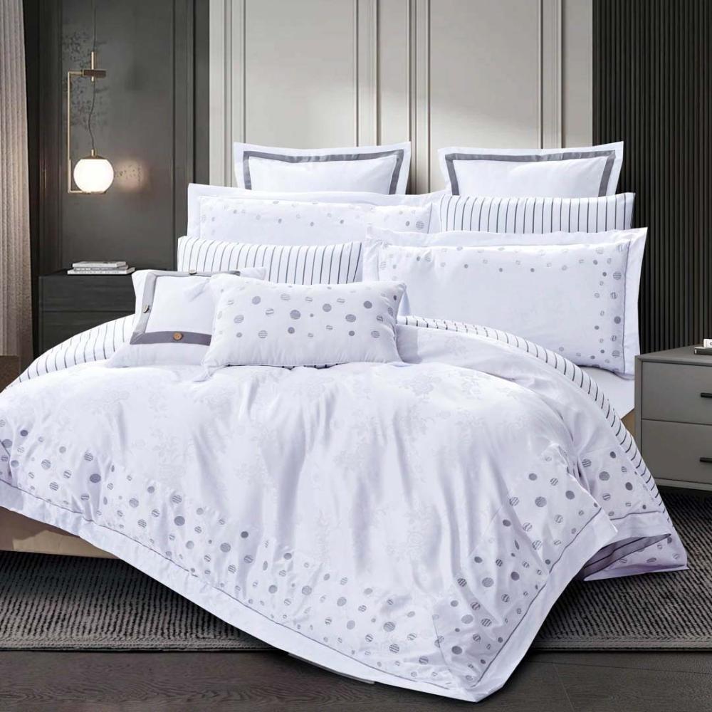 مفرش سرير أبيض