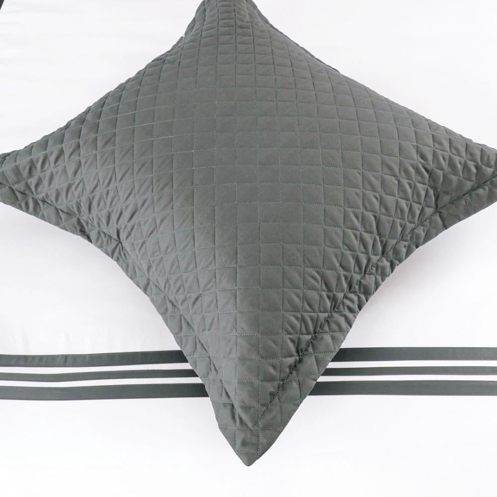 مفرش سرير أبيض