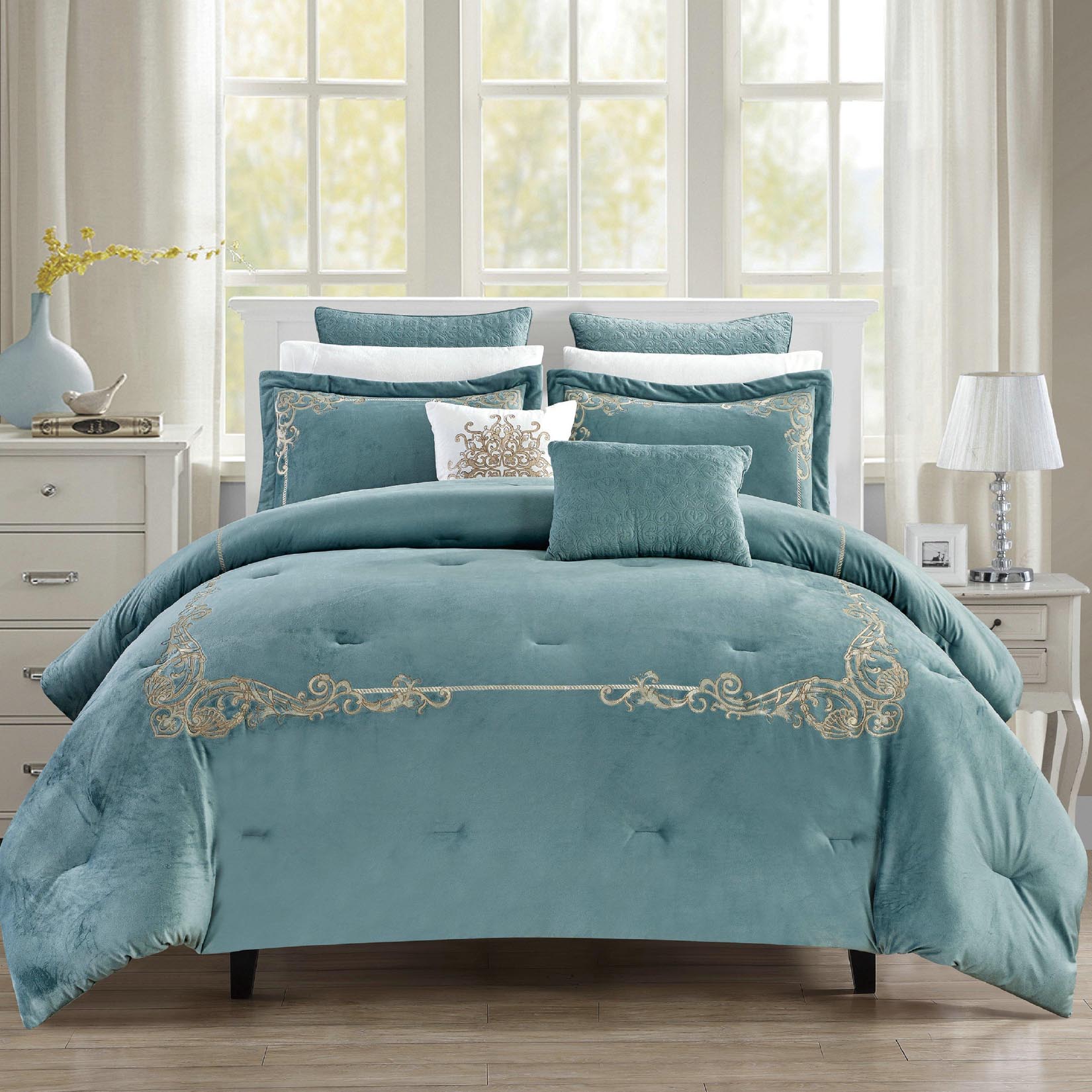 Shahd Luxury Embroidered Winter Comforter Queen Size 150x200 cm, Velvet Turquoise, 4 Pieces