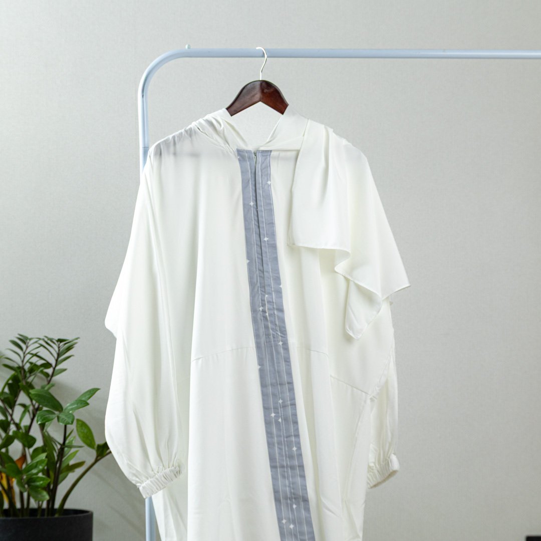 شرشف صلاة أبيض و رصاصي مقاس 160x70سم