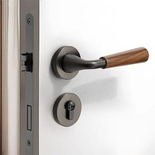 مقبض باب خشبي أنيق