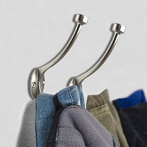 علاقة حائط معدنية بتصميم عصري