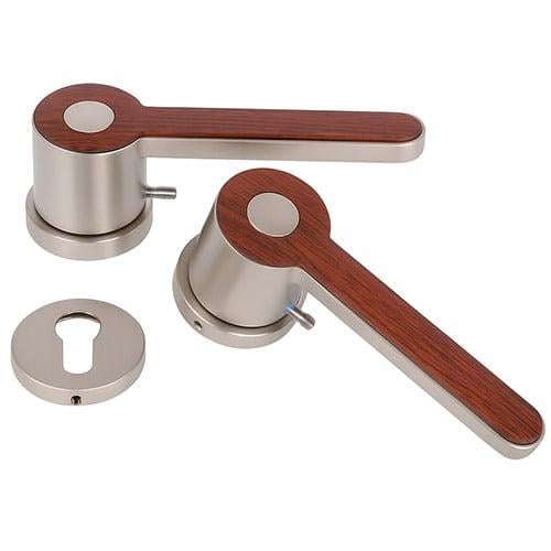 مقبض باب أنيق بلون نيكل مطفي مع لمسة خشبية