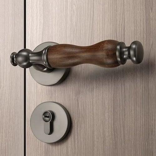 مقبض باب خشبي فاخر بتصميم كلاسيكي أنيق