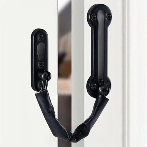 سلسلة أمان للأبواب - حماية إضافية وأناقة عالية