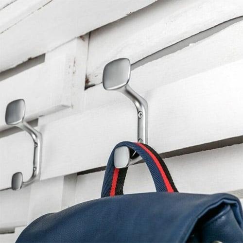 علّاقات حائط معدنية