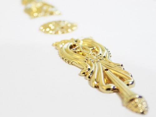 حلية اثاث ذهبية طقم