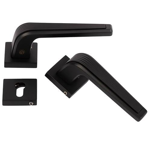 مقبض باب أسود بتصميم هندسي عصري