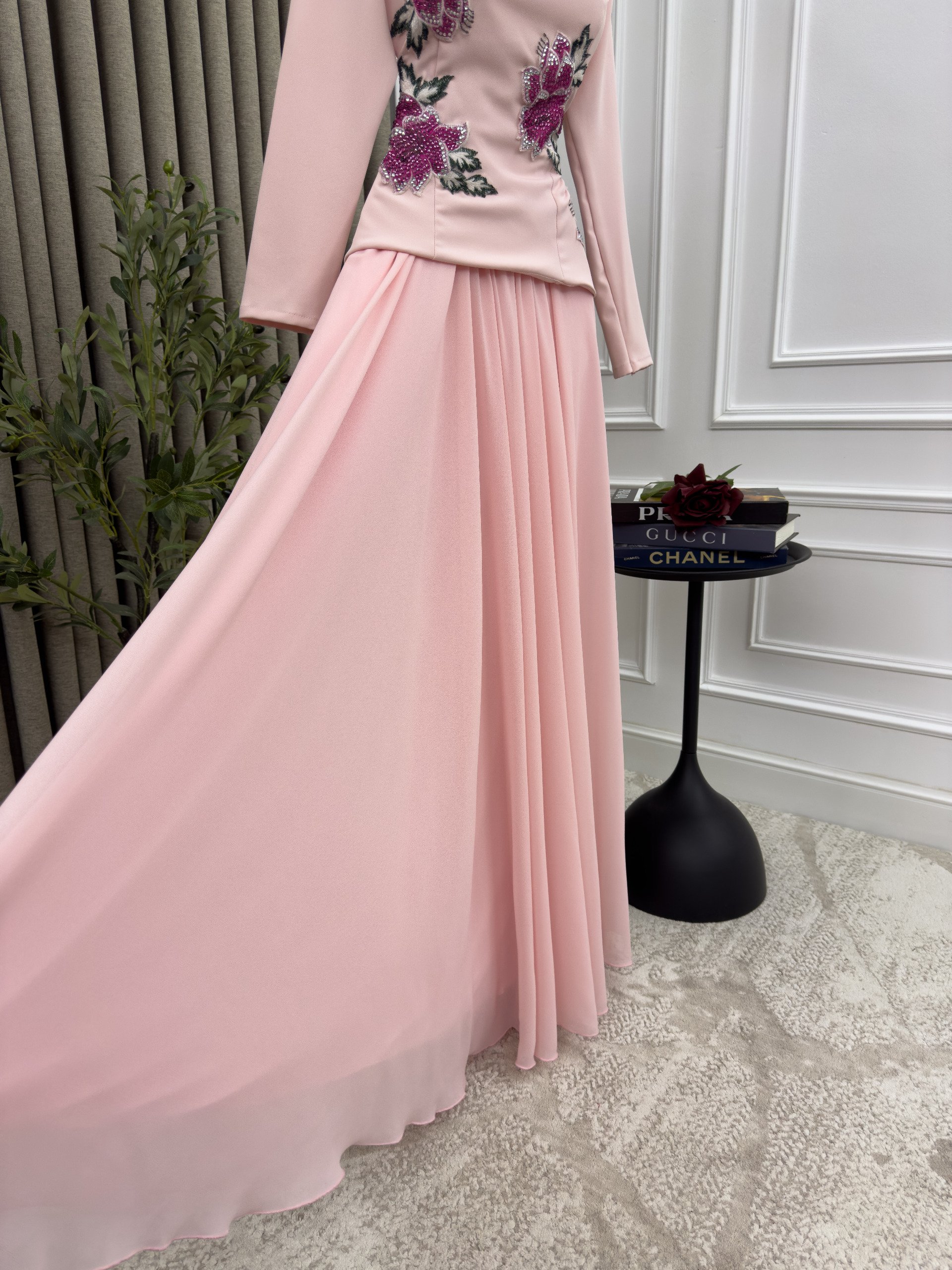 فستان ناعم مزين بورد لون وردي