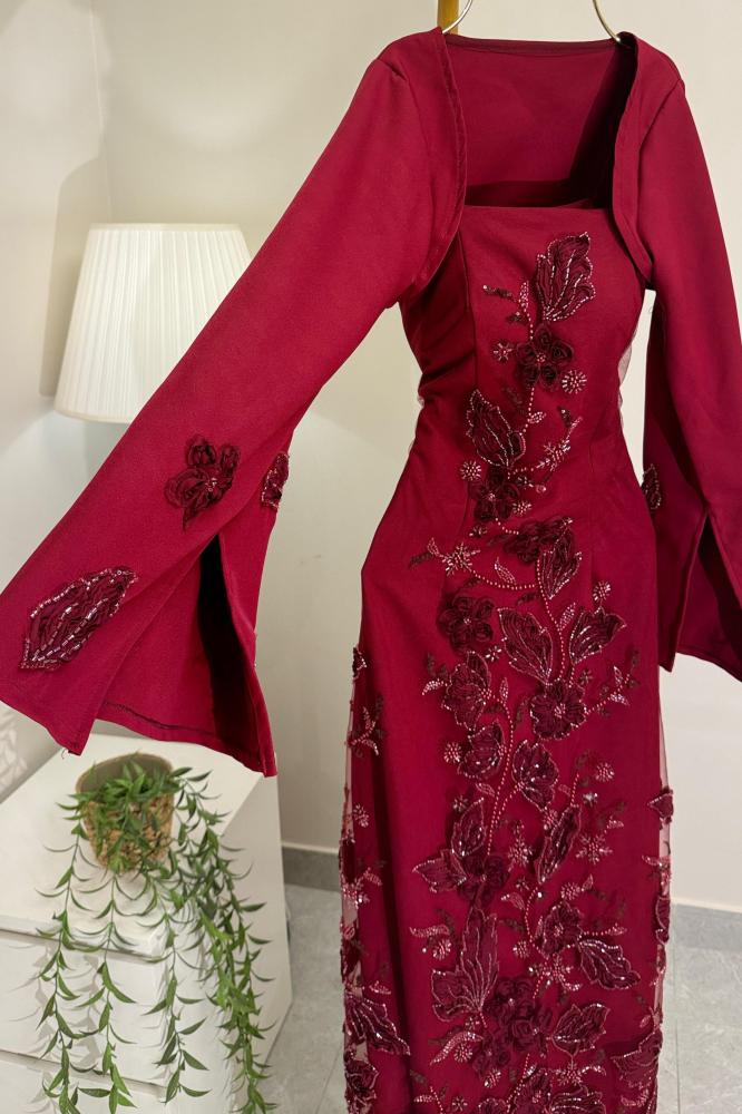 فستان سهره باكمام طويله لون احمر مزين بالورد