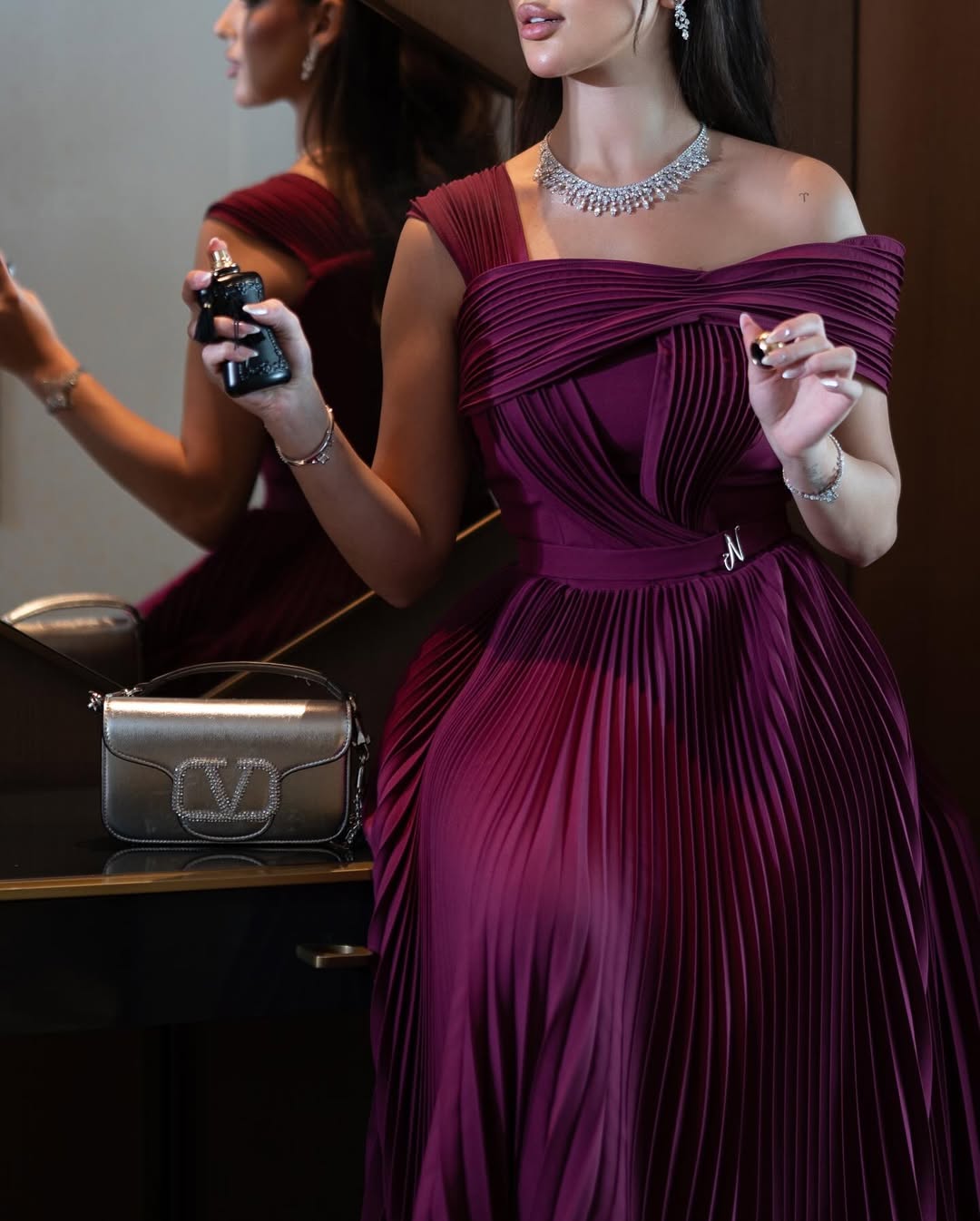 فستان سهرة أنيق بأكتاف مكشوفة