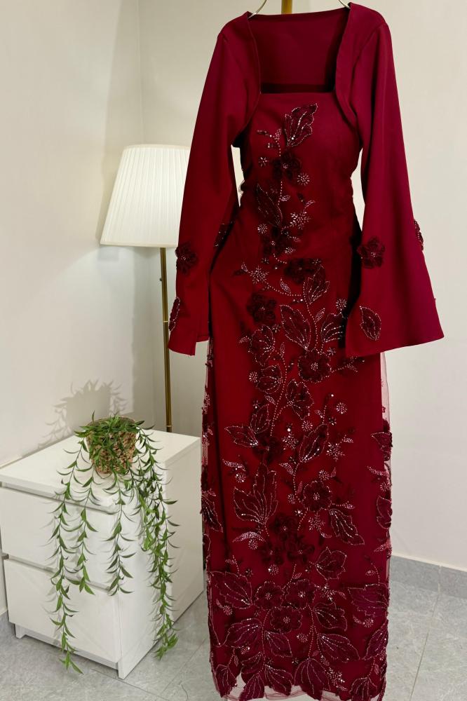 فستان سهره باكمام طويله لون احمر مزين بالورد