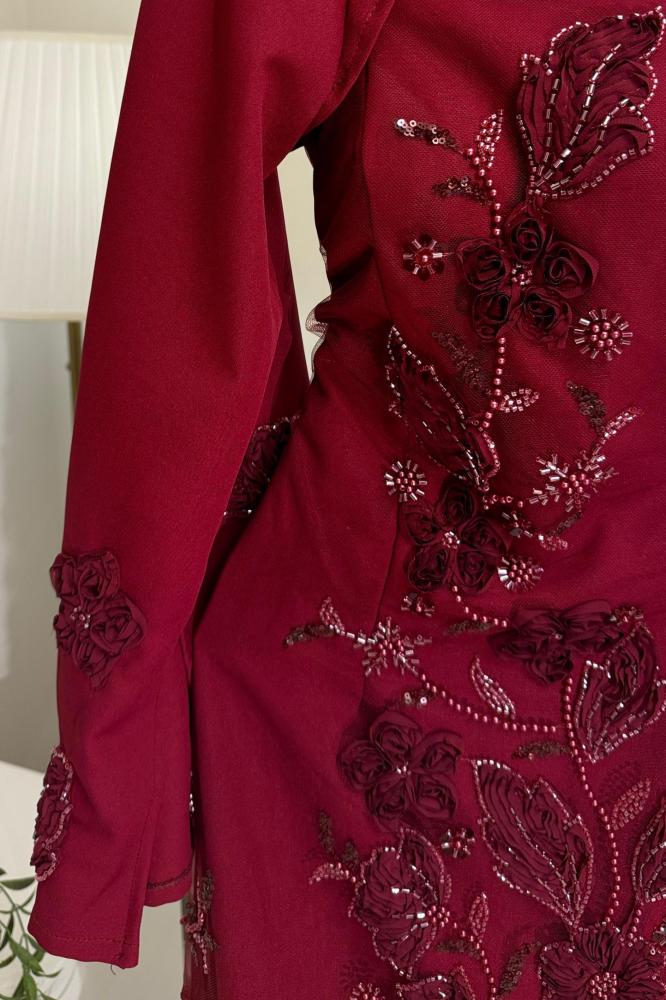 فستان سهره باكمام طويله لون احمر مزين بالورد