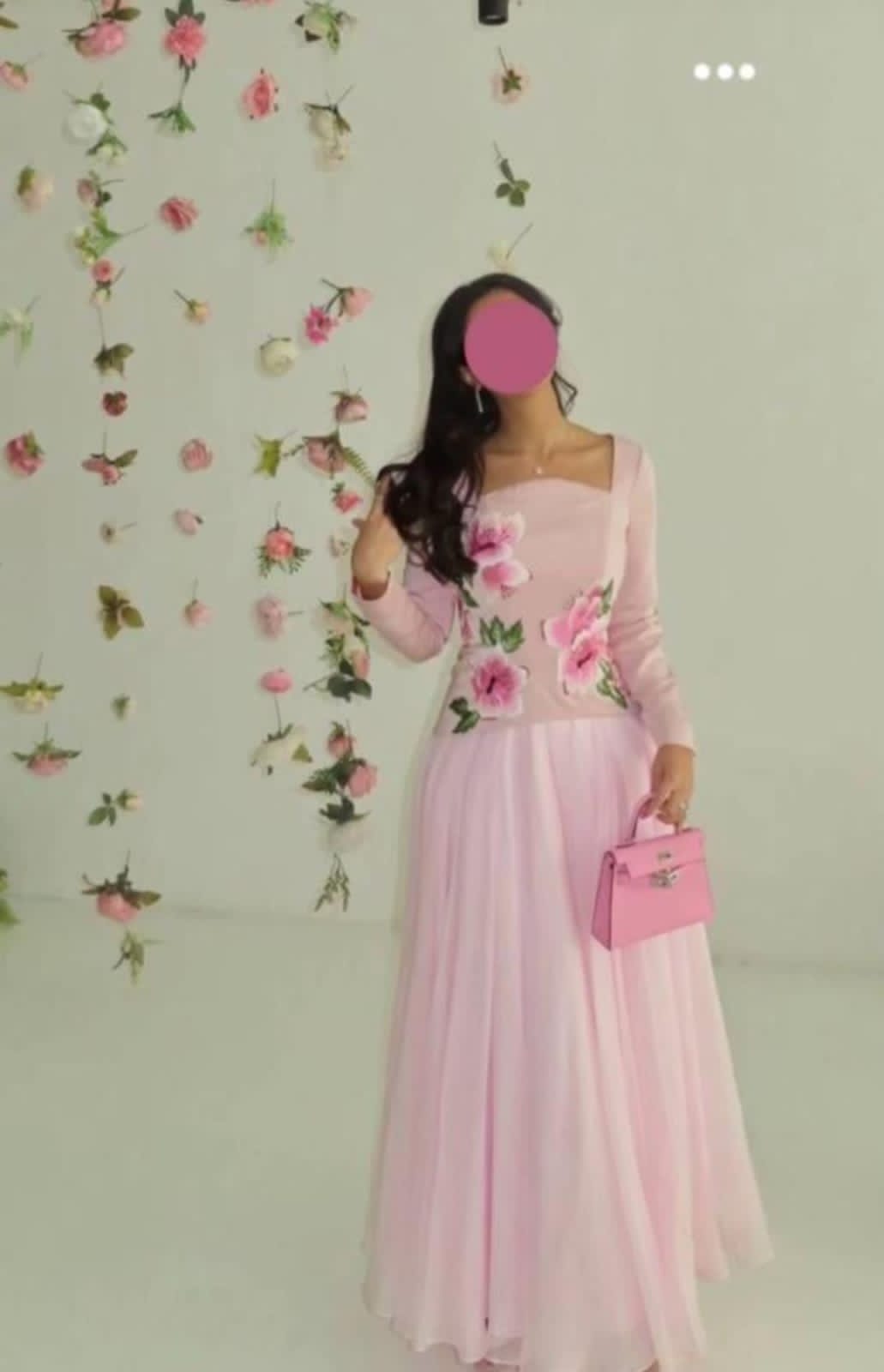 فستان ناعم مزين بورد لون وردي