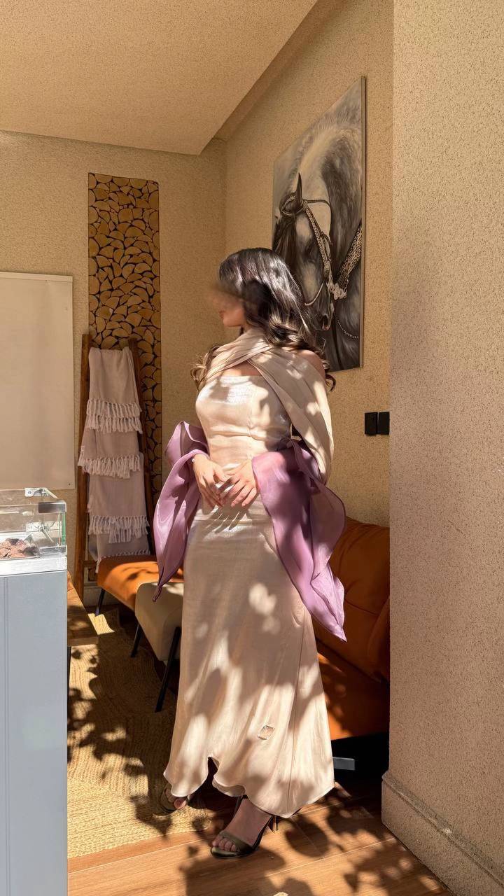 فستان ناعم توب بأكمام منفصلة وشال خارجي لون سكري