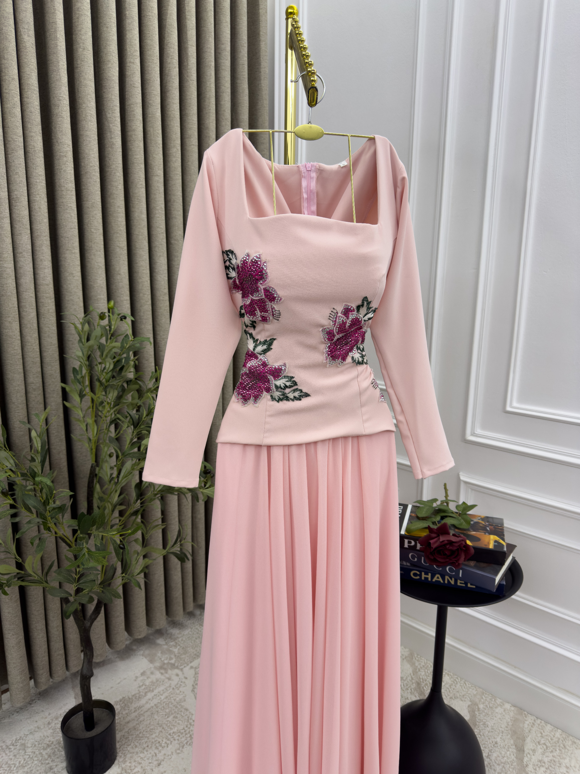 فستان ناعم مزين بورد لون وردي