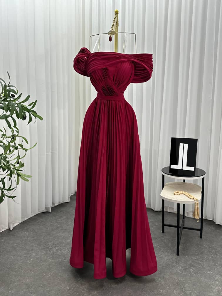 فستان سهرة أنيق بأكتاف مكشوفة