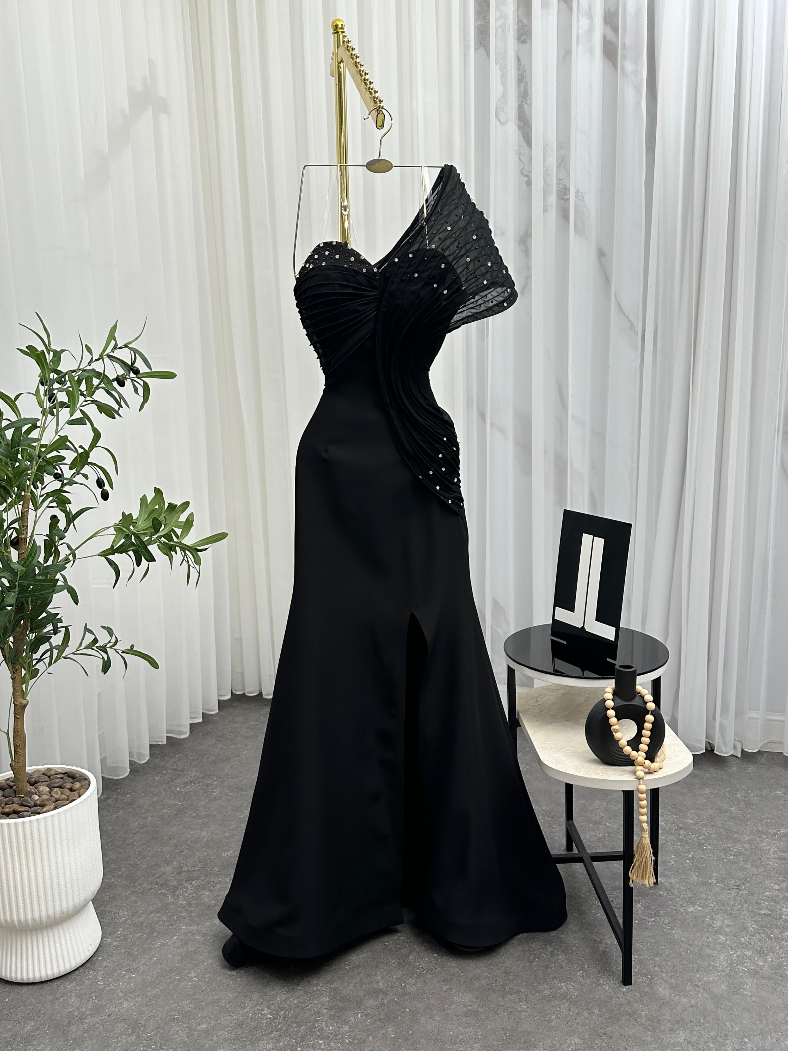 فستان اسود انيق