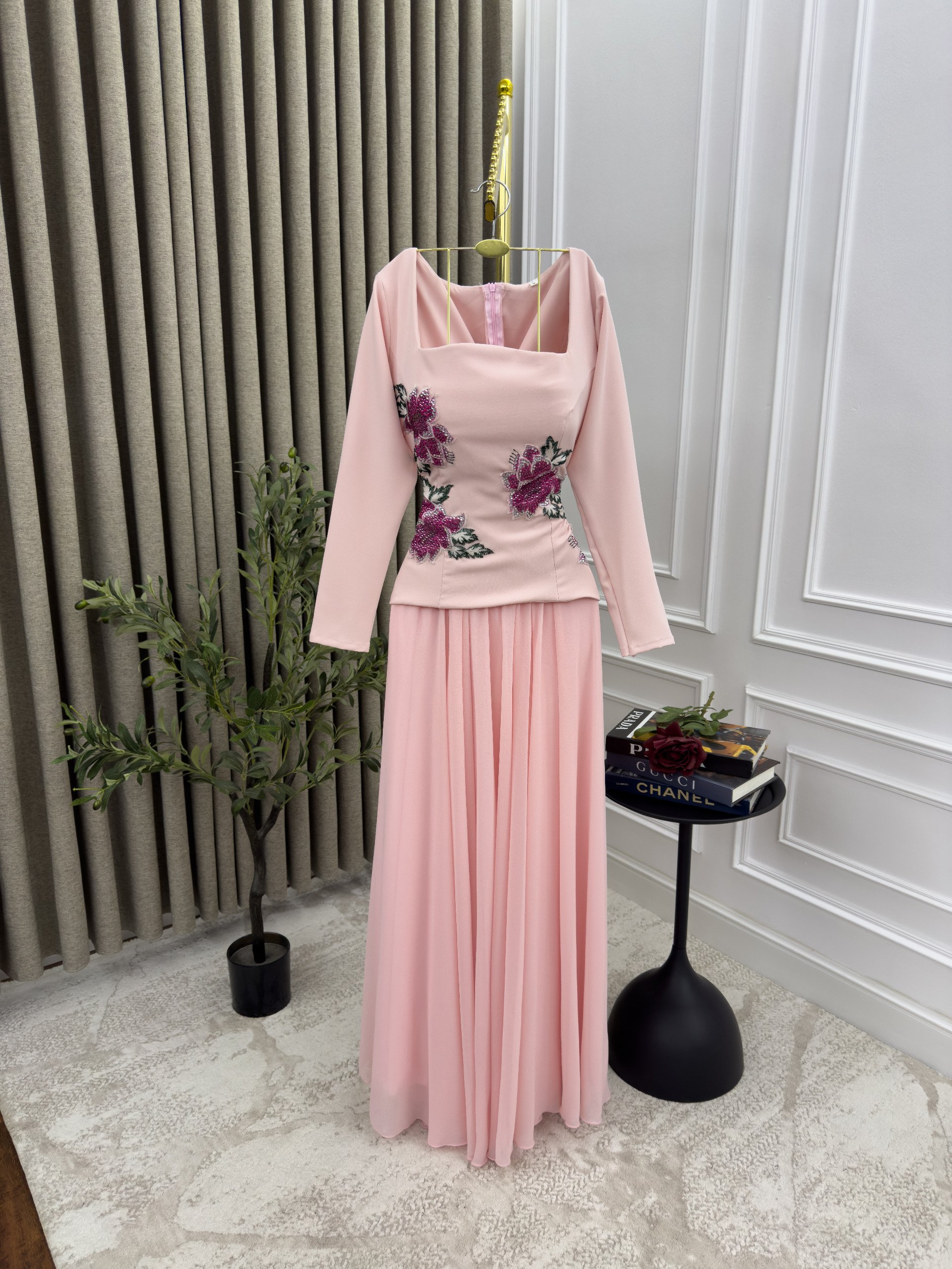 فستان ناعم مزين بورد لون وردي