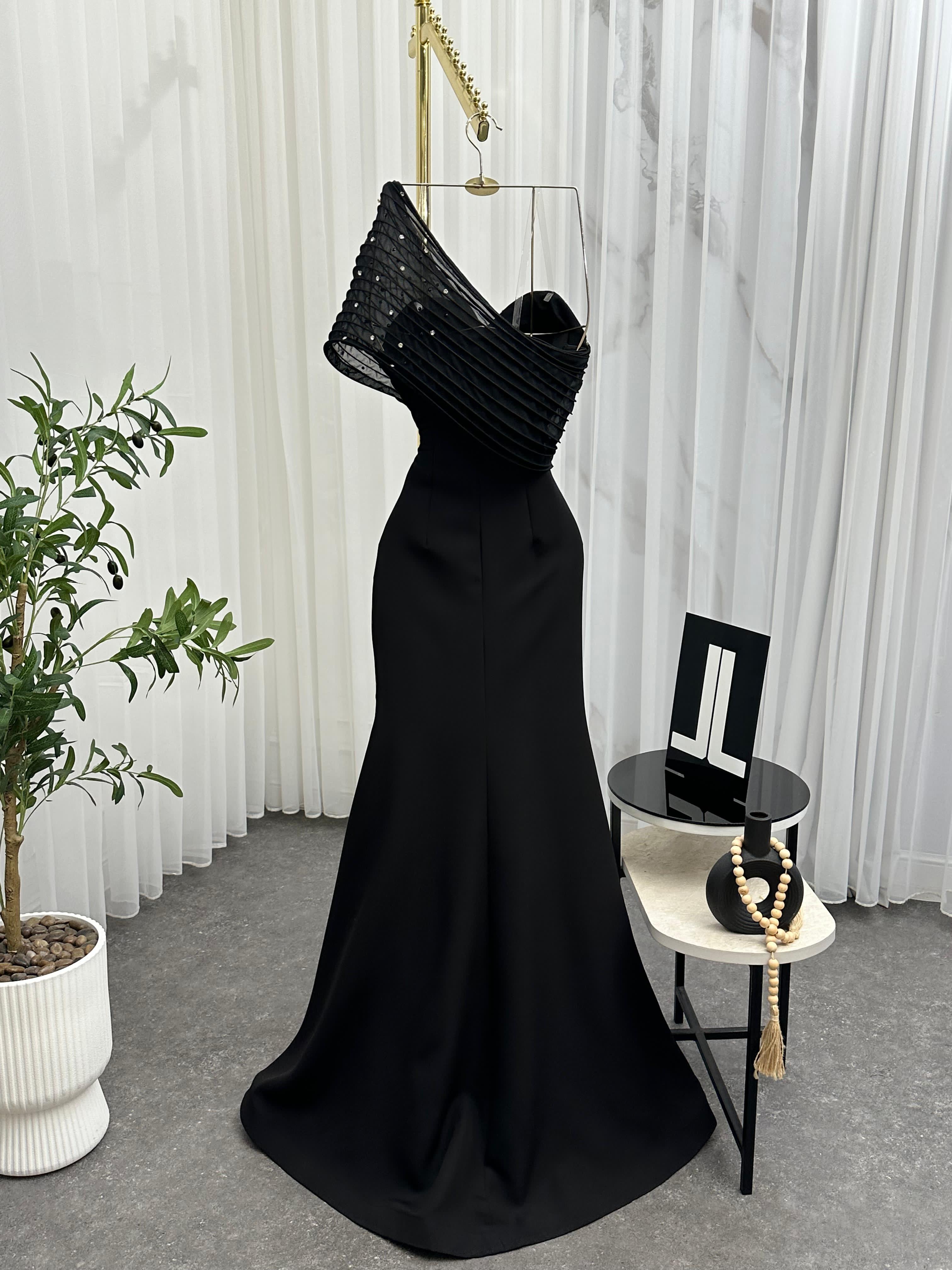 فستان اسود انيق