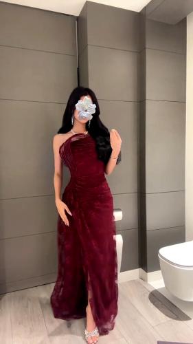 فستان دانتيل عنابي بفتحة ساق وتصميم فاخر