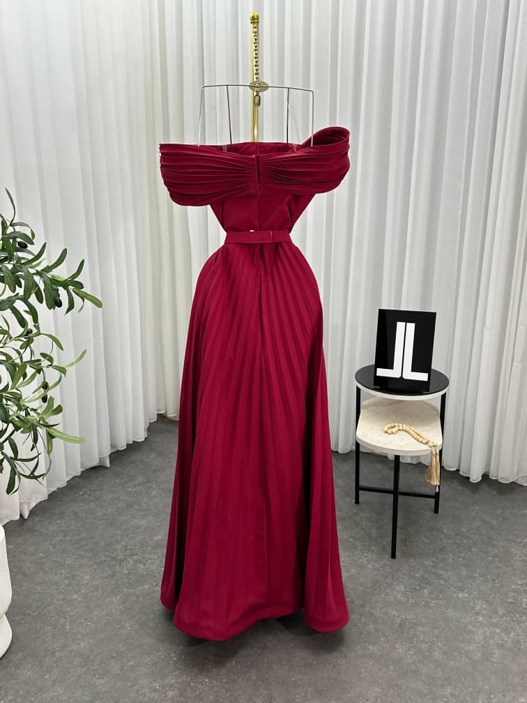 فستان سهرة أنيق بأكتاف مكشوفة