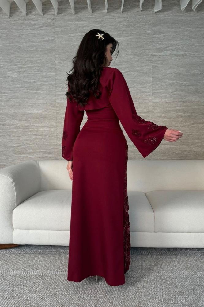 فستان سهره باكمام طويله لون احمر مزين بالورد