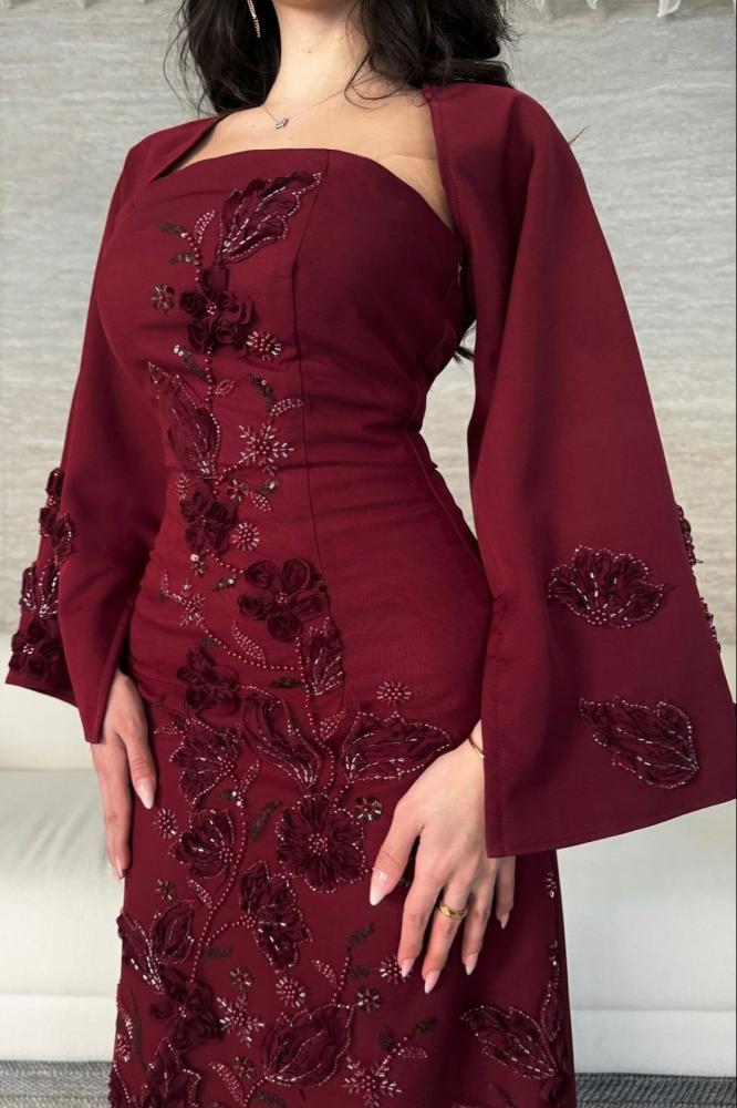 فستان سهره باكمام طويله لون احمر مزين بالورد