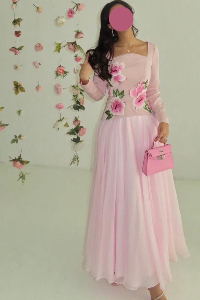 فستان ناعم مزين بورد لون وردي