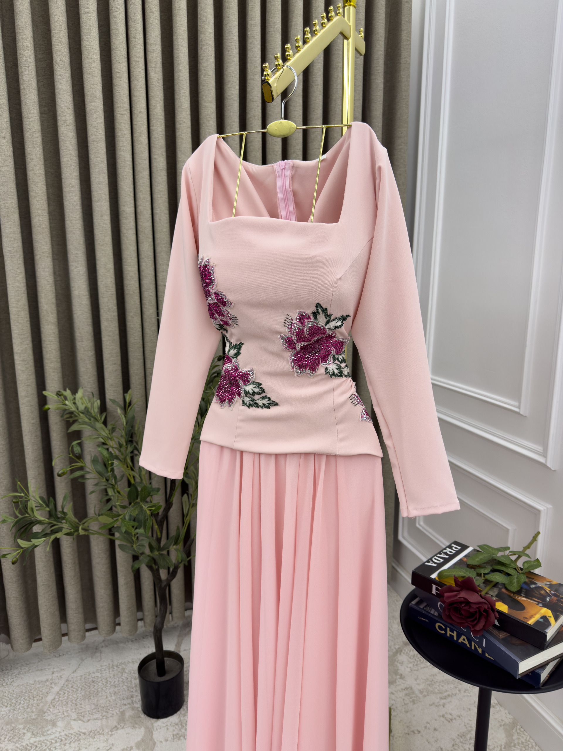 فستان ناعم مزين بورد لون وردي