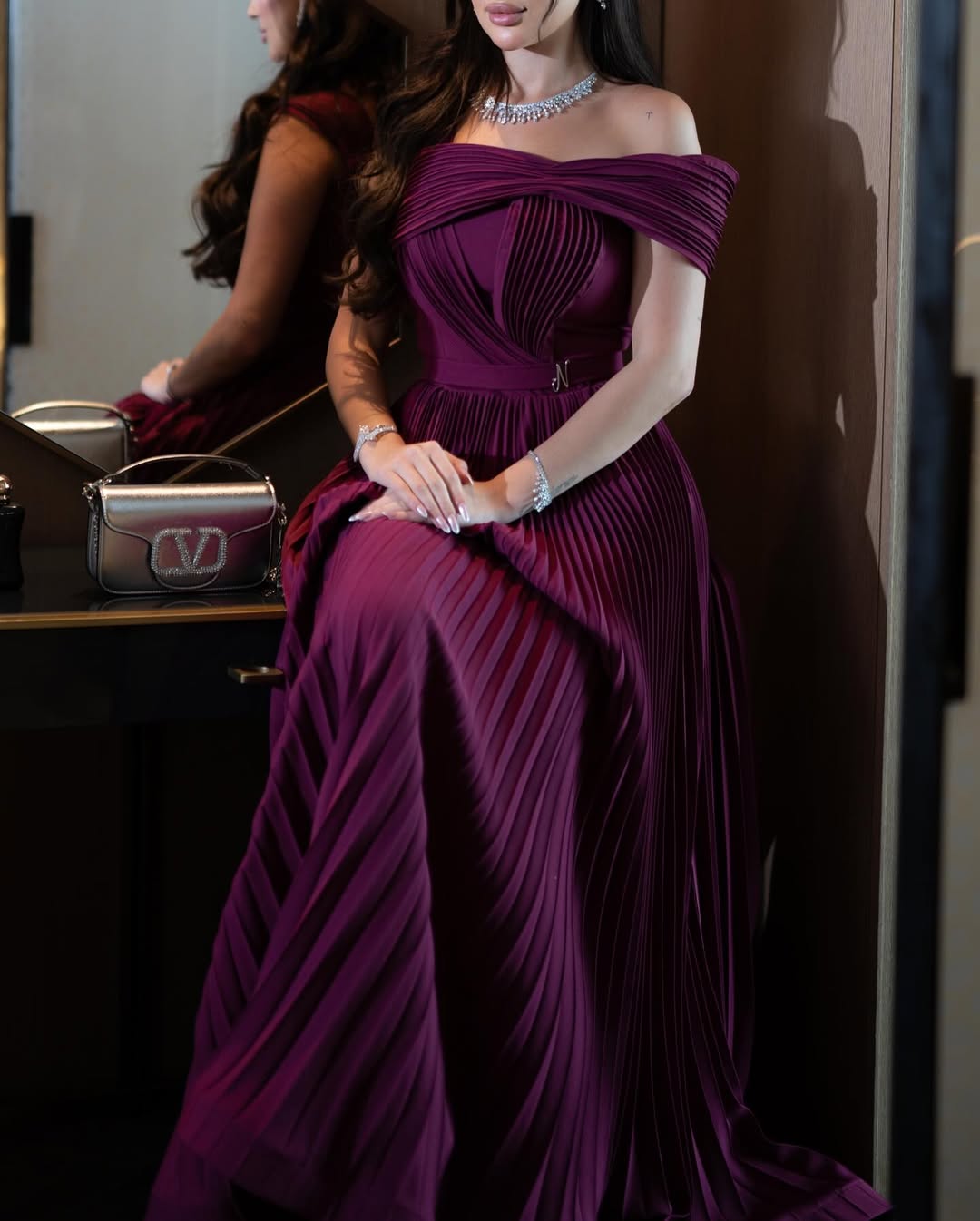 فستان سهرة أنيق بأكتاف مكشوفة