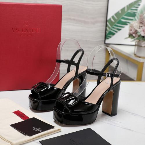 VLOGO SIGNATURE PLATFORM SANDAL IN PATENT LEATHER...