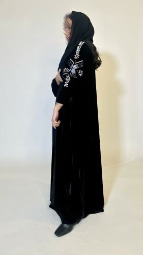 عباية مخمل اسود و تطريز يدوي