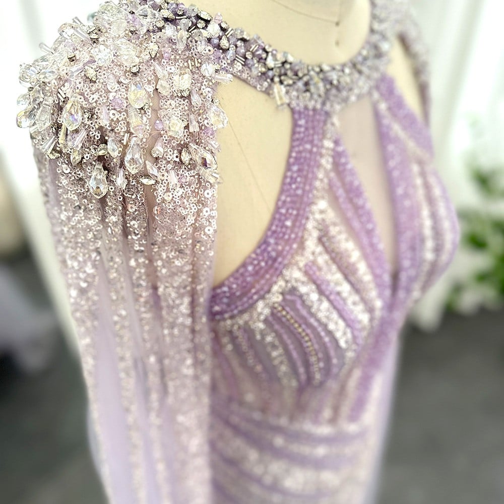 فستان سهرة من الكريستال بأكمام كاب