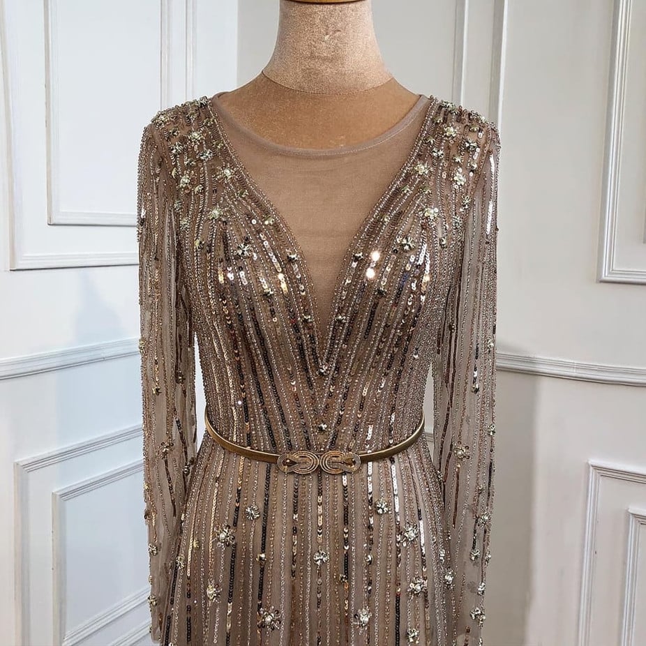 فستان سهرة بأكمام طويلة مطرز بالخرز