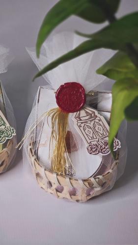 سلة مُغلفة بتنسيق أنيق