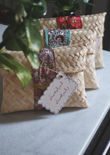 حقيبة خوص بتنسيق أنيق